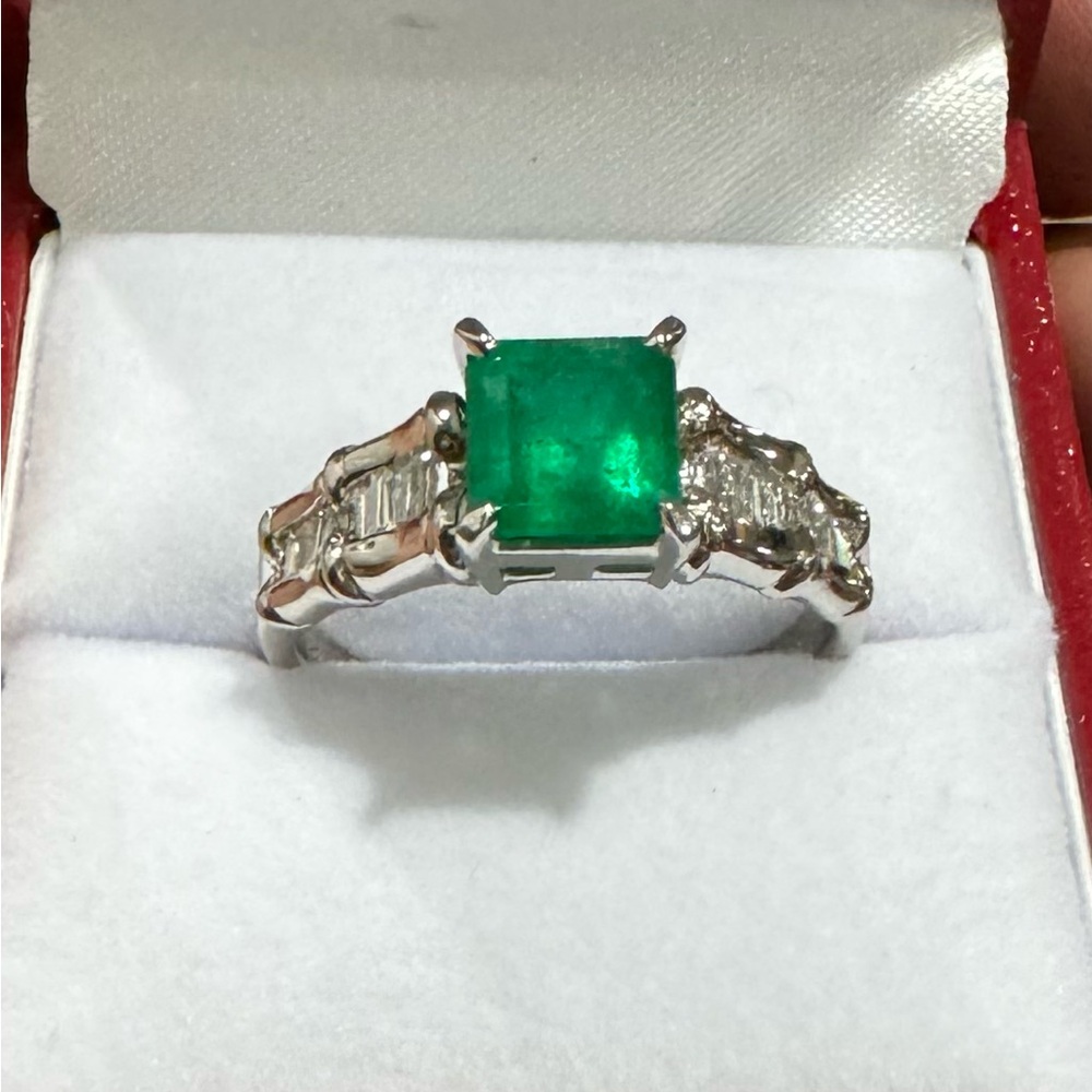 Elegant Natural Colombian Emerald & Diamond Ring set in Platinum!